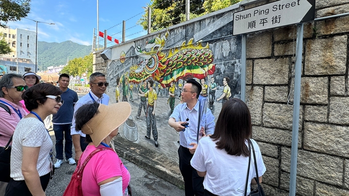 保安局常秘李百全帶着一班旅遊業界人士到沙頭角探察。