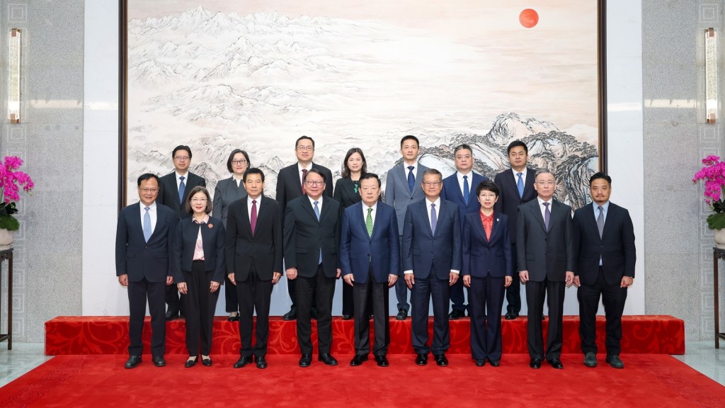 中央港澳工作办公室主任、国务院港澳事务办公室主任夏宝龙在北京会见政务司司长陈国基、财政司司长陈茂波一行。