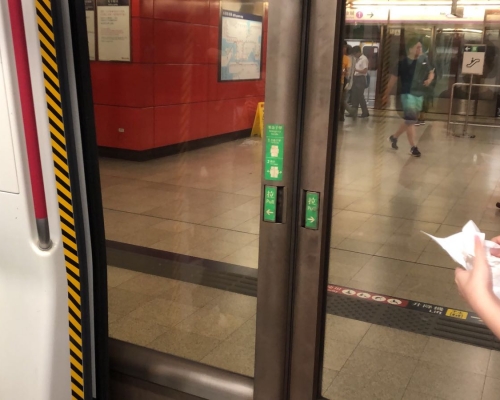 列車車門故障。