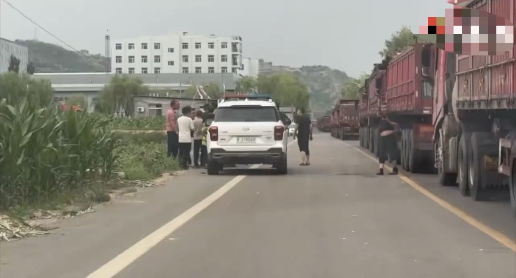 3名疑似智障人員在山西磚廠被迫從事苦力勞動。新京報 3名疑似智障人員在山西磚廠被迫從事苦力勞動。新京報