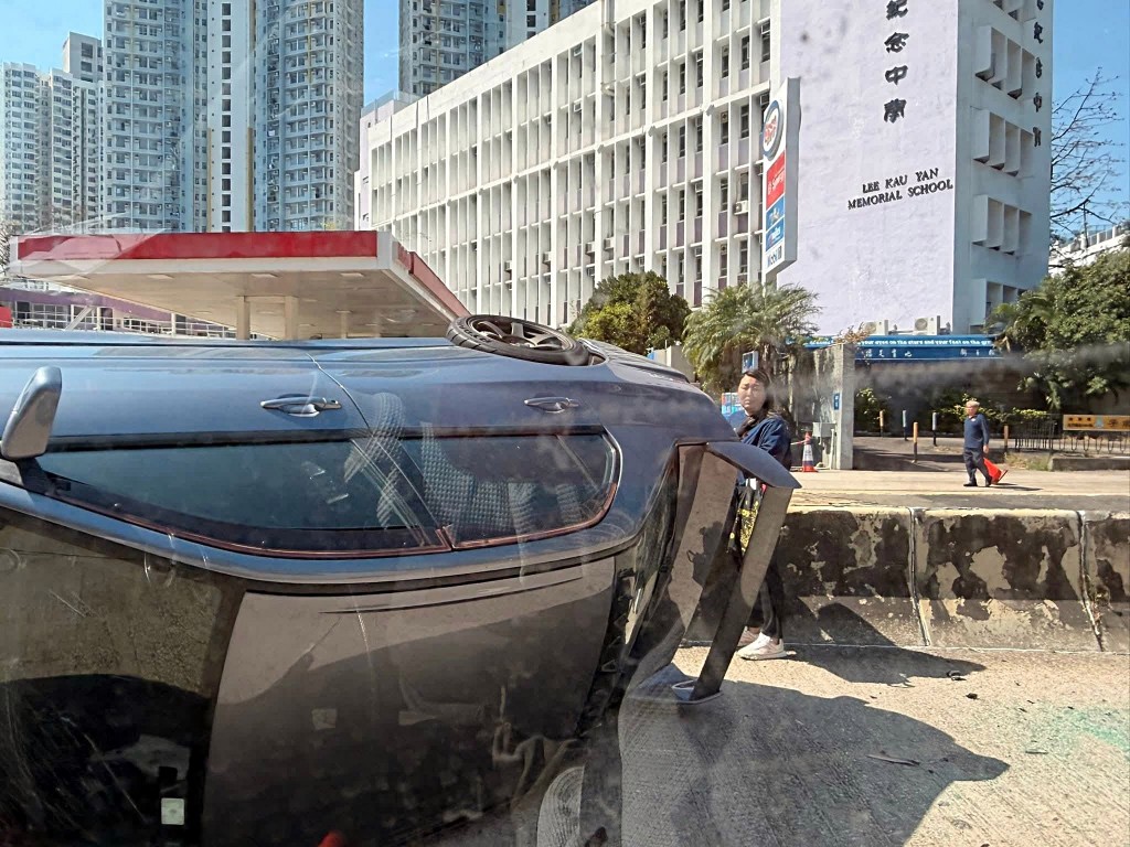 私家車撞壆後翻側。fb：車cam L（香港群組）