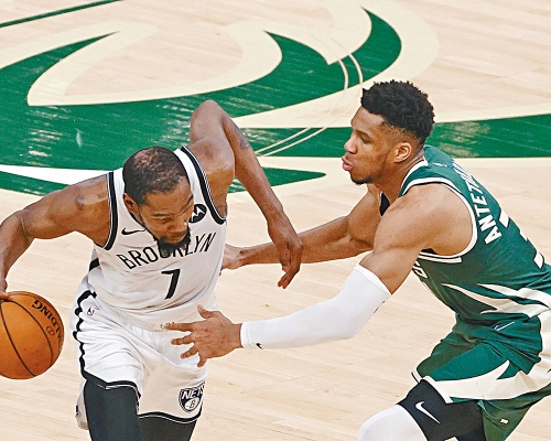 NBA開咧戰由衞冕的公鹿(綠衫)主場對籃網打頭陣。