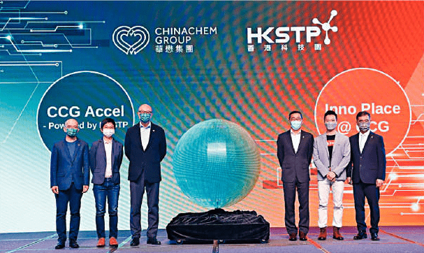 Zeek聯合創辦人兼策略總監范俊彥（右二）及科技園策略夥伴總監莫偉軒（右一）。