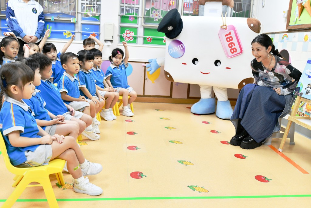 衛詩雅在將軍澳香港小童群益會樂緻幼稚園，向19位幼稚園學生誦讀繪本內容。