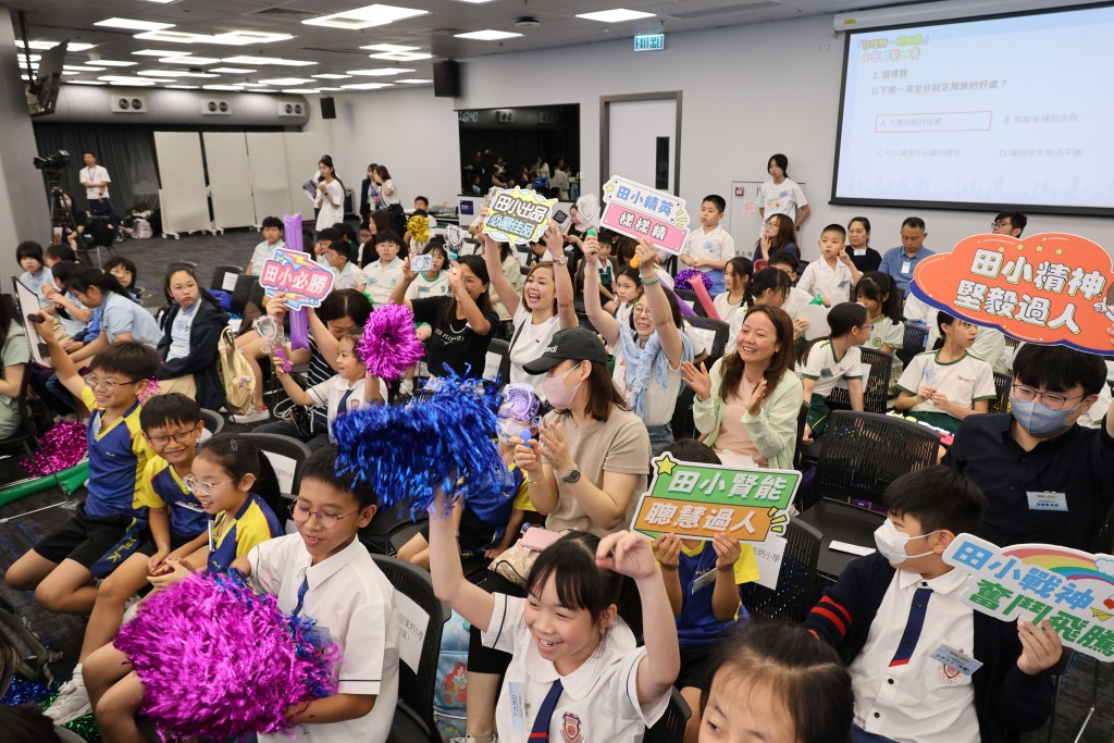 「智理財．懂消費」小學問答比賽現場氣氛熱烈，台下學生積極地為台上參賽同學打氣。