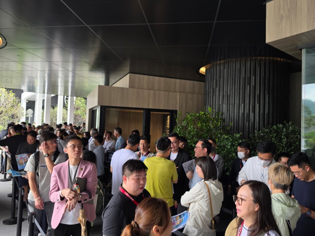 大批睇樓客到場參觀。 大批睇樓客到場參觀。