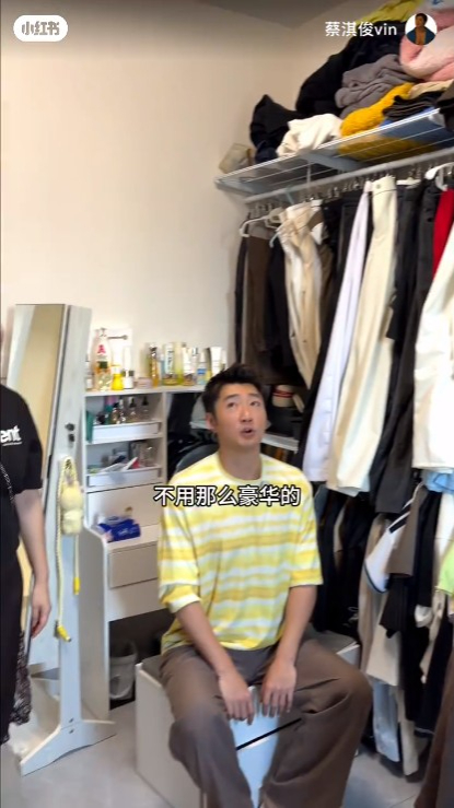 蔡淇俊大讚走實用路線的步入式衣帽間,可輕鬆掛放數百件衣物。 蔡淇俊大讚走實用路線的步入式衣帽間,可輕鬆掛放數百件衣物。