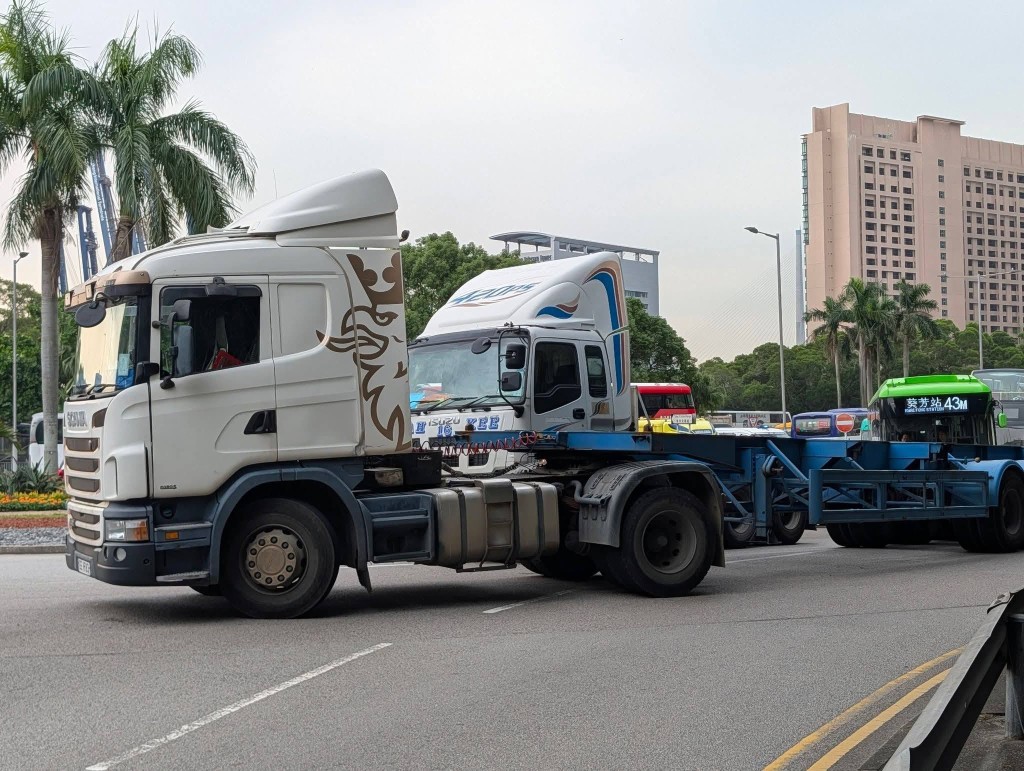 兩貨車相撞。網上圖片 兩貨車相撞。網上圖片