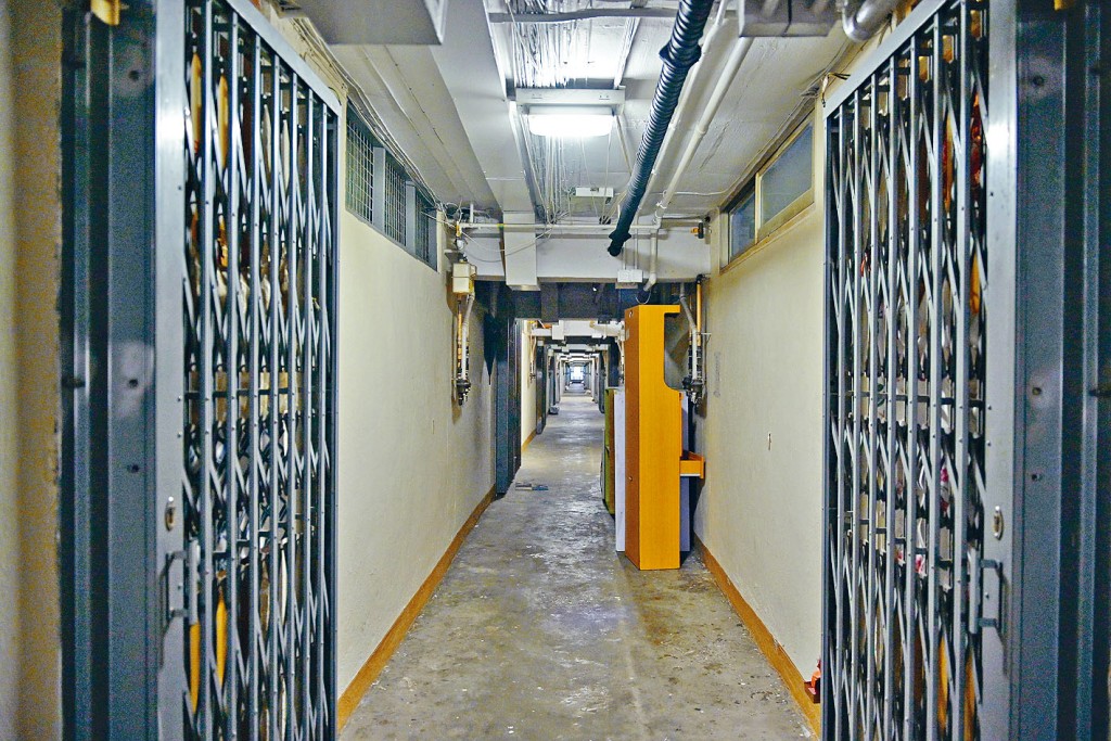 葵盛西邨第八座屬舊式「長條形」設計。