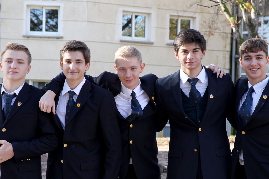 穿上校服的私立貴族學校奧詩國際學校學生。 網上圖片