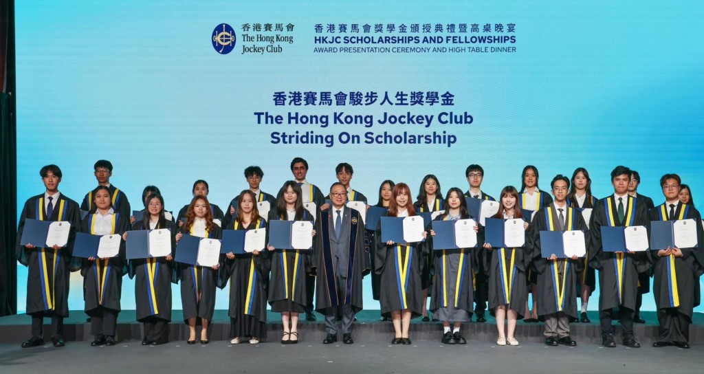 香港賽馬會主席廖長江（前排中）與香港賽馬會駿步人生獎學金得主合照。