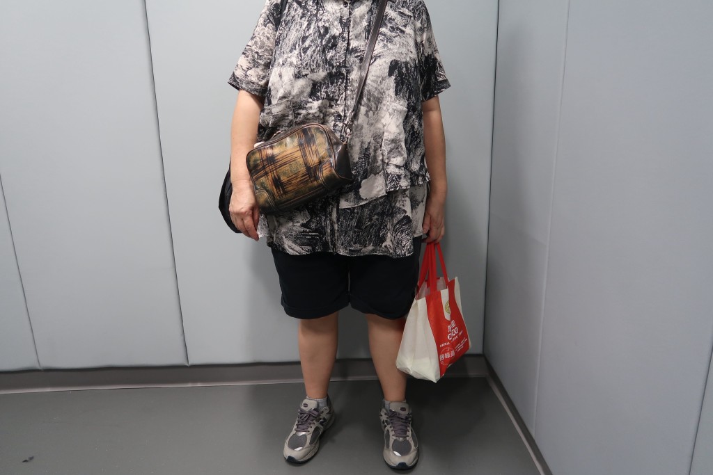 涉案女子以衣服遮蓋未完稅香煙。