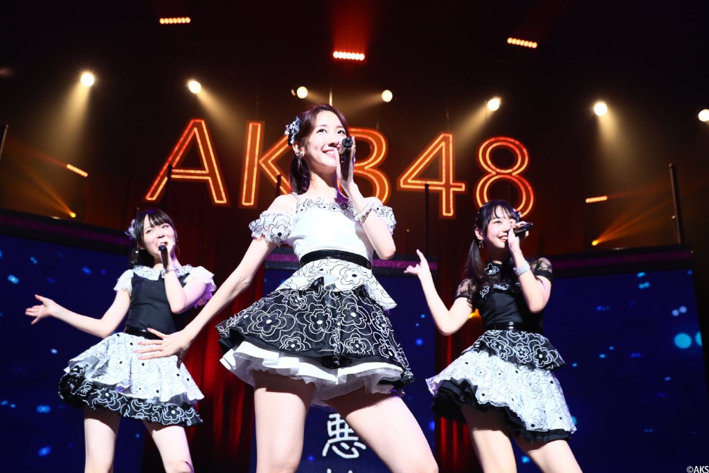 御宅艺通常在演唱会、有关日本动画活动，以及偶像支持者的聚会中出现，图为AKB48成员。