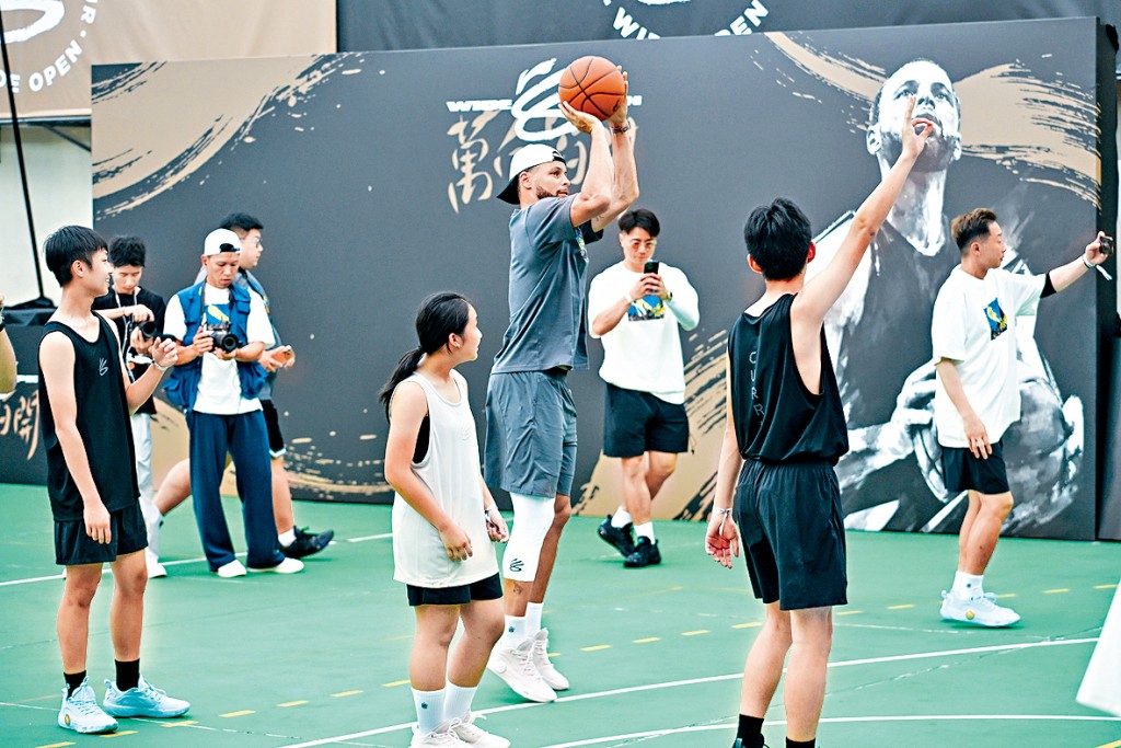 NBA超級巨星Curry昨日現身屯門順德聯誼總會梁銶琚中學與師生交流。