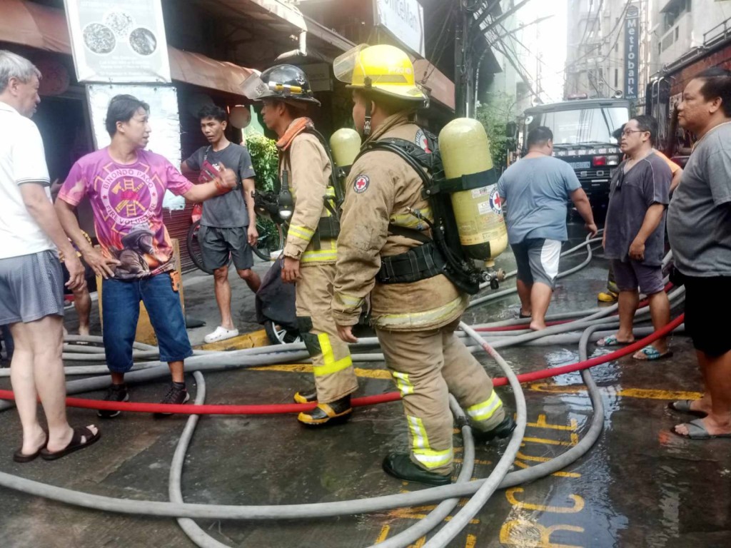 大批消防员到场。（X@philredcross）