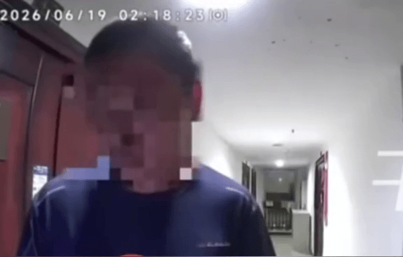 陌生男深夜狂試5分鐘,撞中門鎖密碼。 陌生男深夜狂試5分鐘,撞中門鎖密碼。