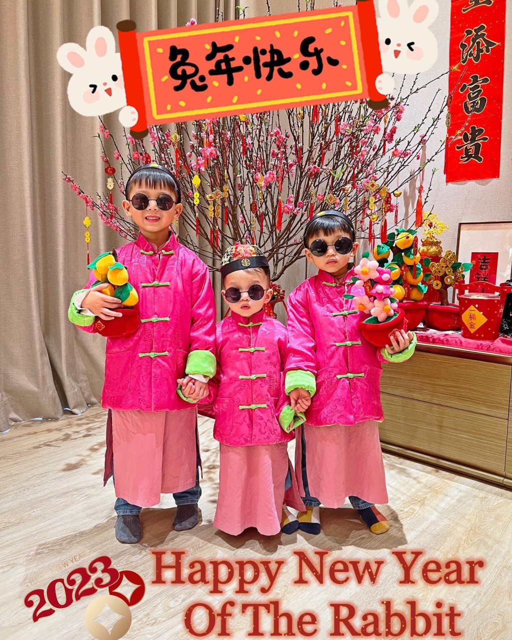 胡杏儿的三个囝囝去年穿过同一个装扮。