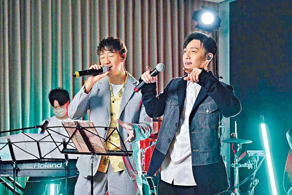 冯允谦、张天赋相约齐录合唱歌。