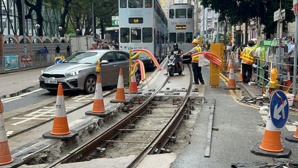 相同位置第二次有車衝落坑，電車公司增派人手指示司機，如非電車不可直駛，需轉右線再前行