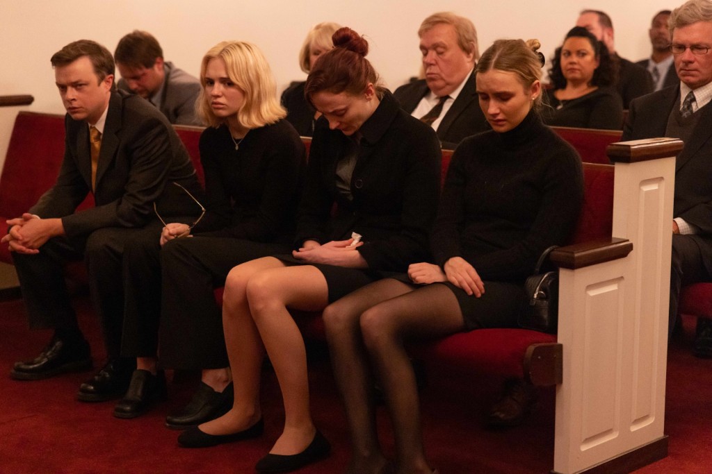 Sophie Turner(前排右二)飾演哥連的養女。