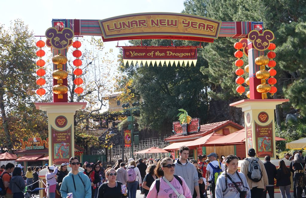 加州迪士尼配合農曆新年活動，到處張燈結綵很有過年氣氛。新華社