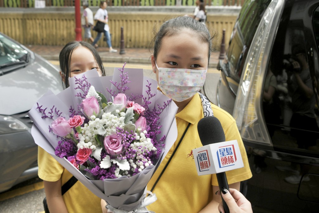 王同學與母親一同購買花卉給嫲嫲。