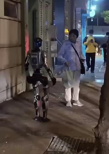 女途人受驚指罵機械人。Threads:whypuss_fun 女途人受驚指罵機械人。Threads:whypuss_fun