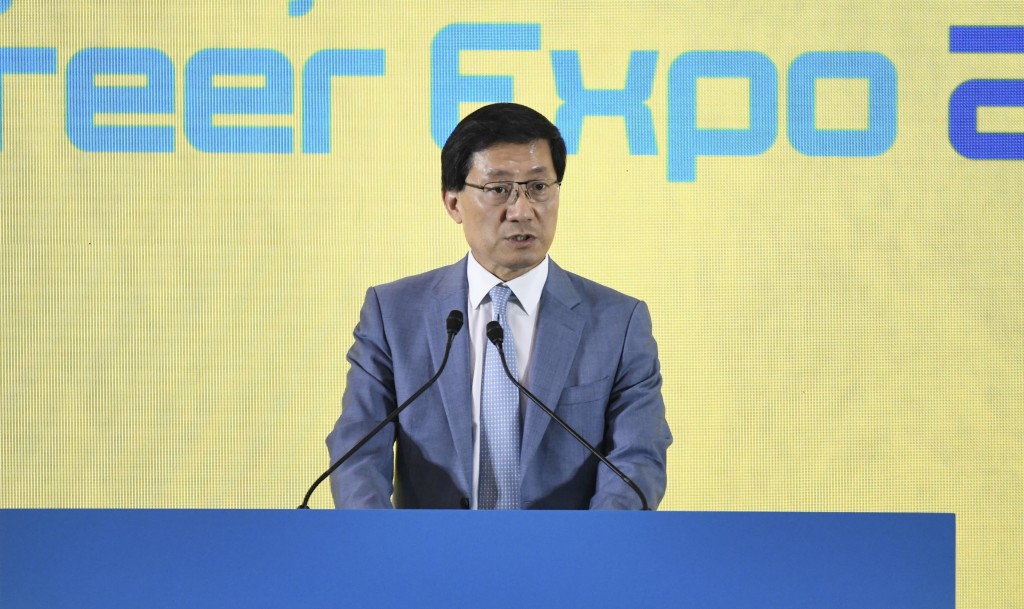 機管局行政總裁林天福料三跑系統將於年底落成。