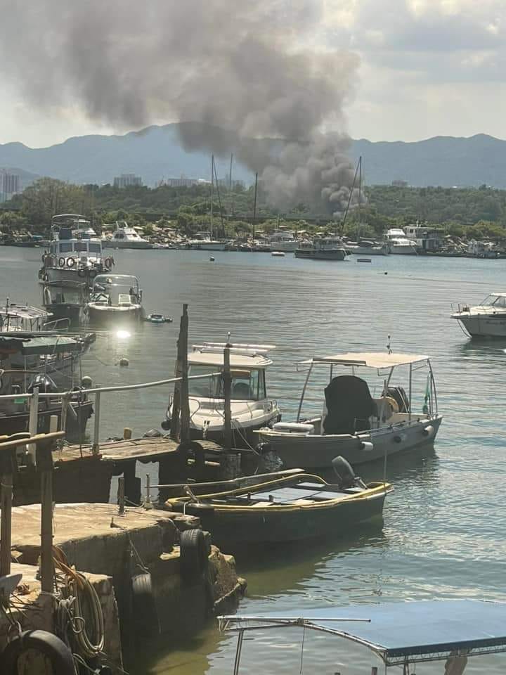 起火船隻冒出大量濃煙。網上圖片