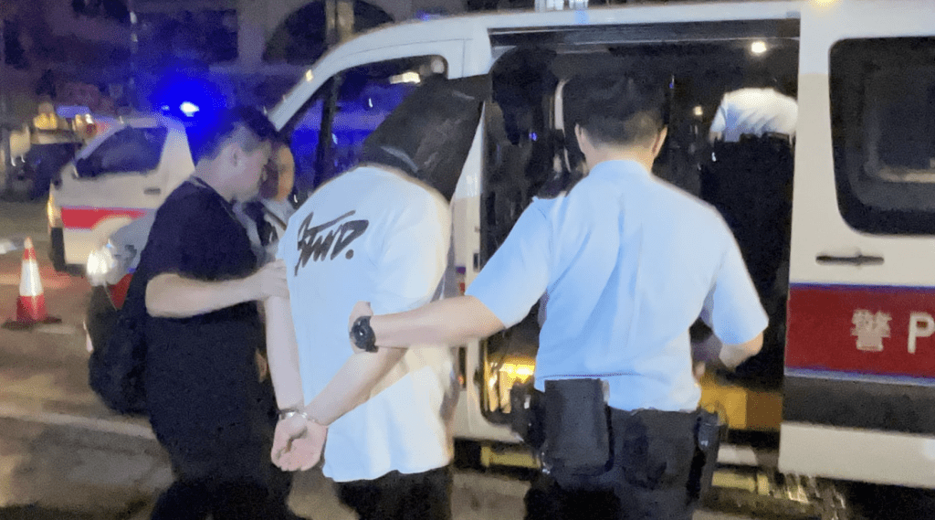 其中一名疑犯被帶上警車。蔡楚輝攝 其中一名疑犯被帶上警車。蔡楚輝攝