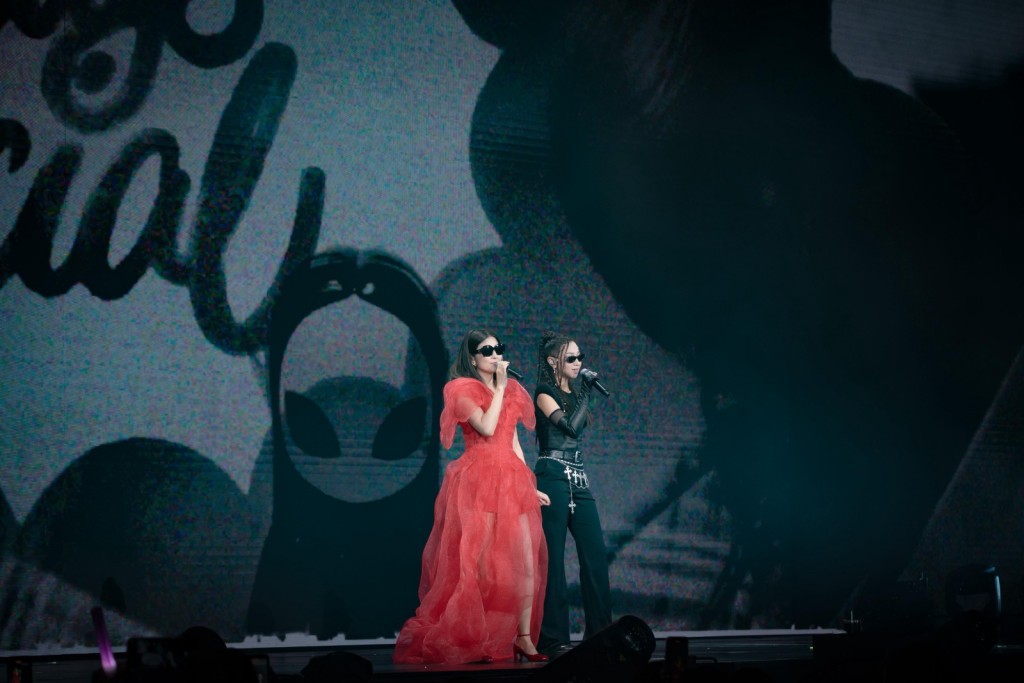 陳慧琳與AGA在紅館首唱合作單曲《The Lost Sunglasses》。 陳慧琳與AGA在紅館首唱合作單曲《The Lost Sunglasses》。