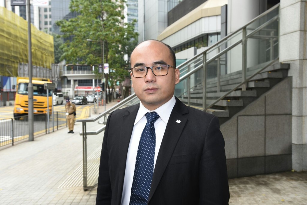 湛耀光表示，被捕的兩人持行街紙留港。