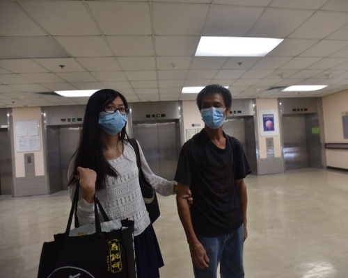 男疑犯的父親及胞姊中午到醫院探望。楊偉亨攝