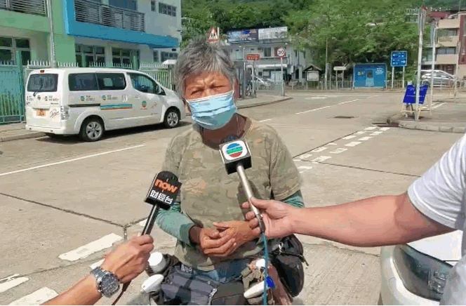 牛媽媽講述事件。林思明攝