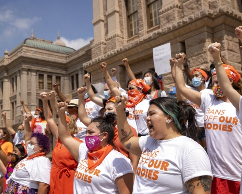 示威人士日前抗議德州的反墮胎新法。美聯社資料圖片