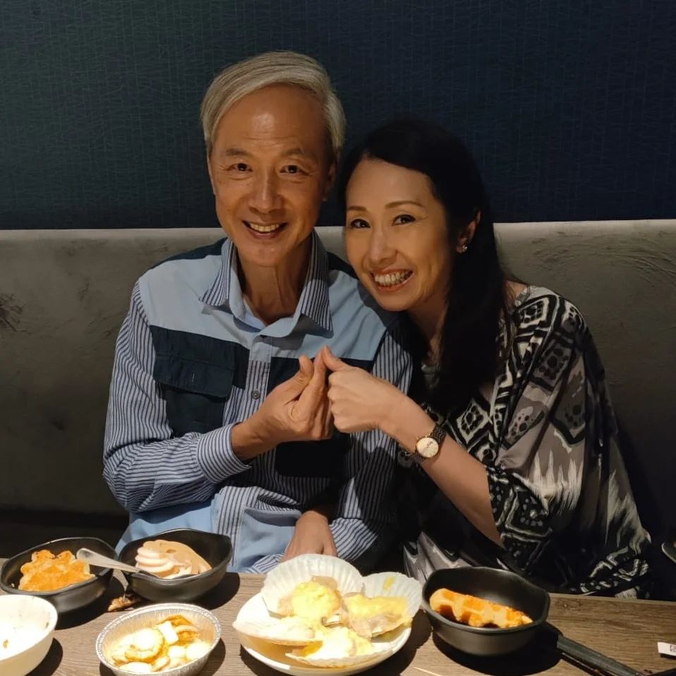 雖然陳榮峻已經67歲，而吳香倫亦63歲，但二人在人前人後都相當之恩愛！