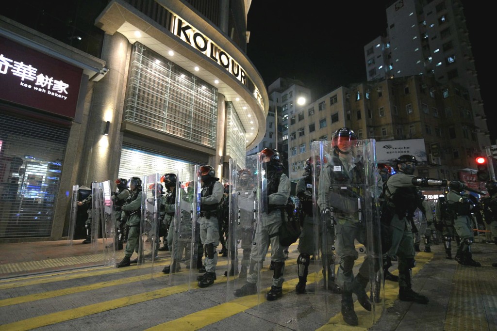 防暴警察驅散示威者