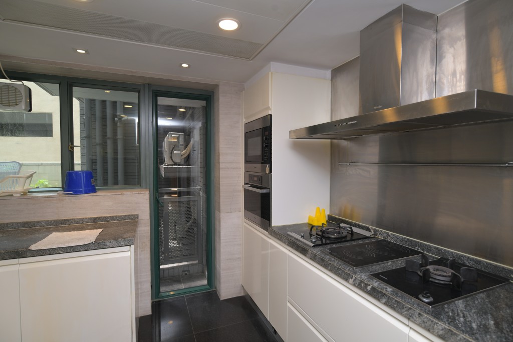 厨房空间宽敞，备有齐全厨电，另外接工作平台。