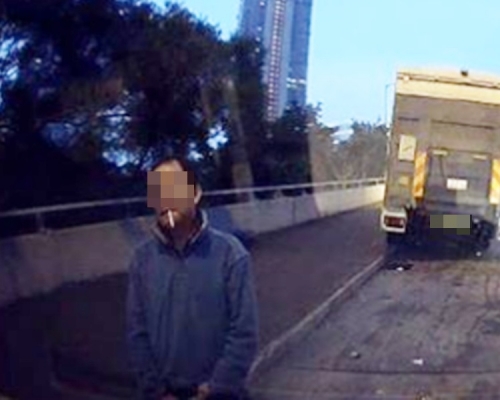 司機疑連續兩日愛車旁小便,車主嬲爆。影片截圖