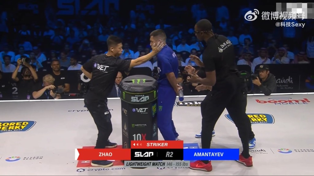 趙鴻剛在打耳光比賽中,被對手KO打至翻白眼。微博@科技Sexy 趙鴻剛在打耳光比賽中,被對手KO打至翻白眼。微博@科技Sexy