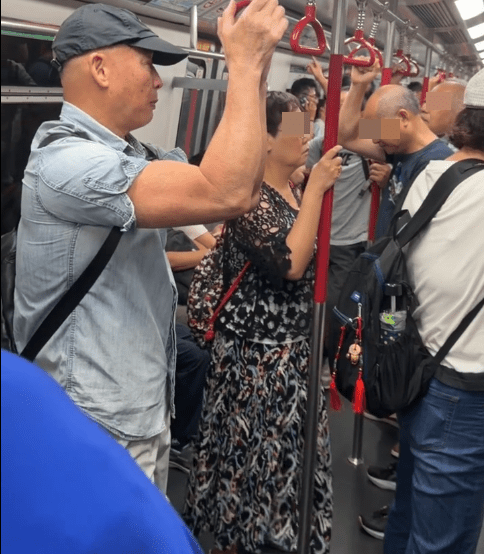 日前有網民於港鐵車廂捕獲魚頭允，他精神、身材仍然一流。
