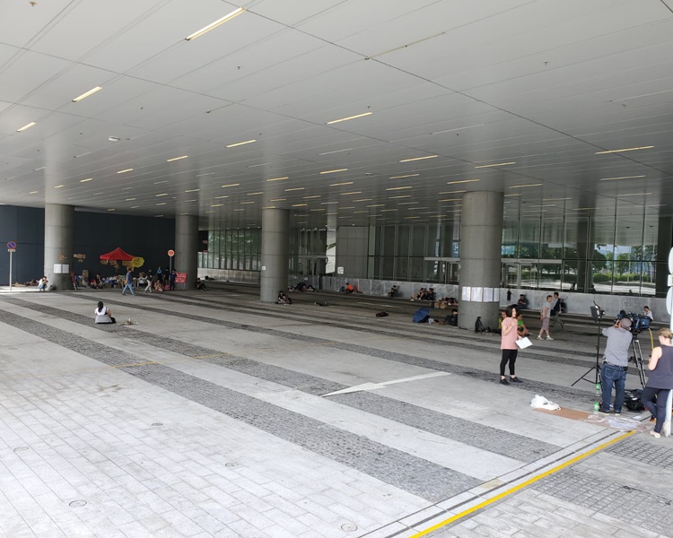至今晨只餘只20、30名示威者留守,氣氛平靜。梁國峰攝