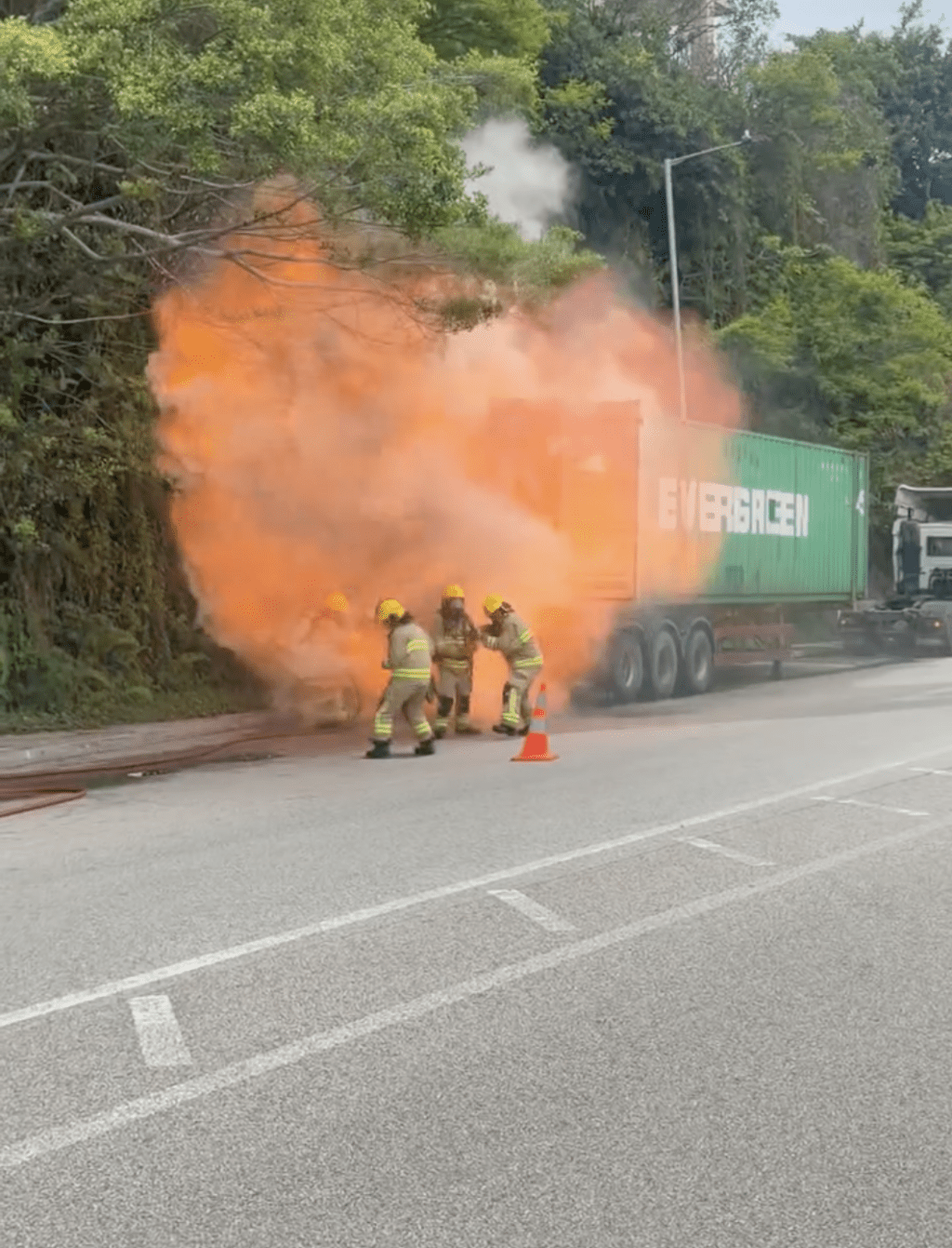 貨櫃車車門突然打開，有火球有貨櫃內爆出。IG@leung._.kwok影片截圖