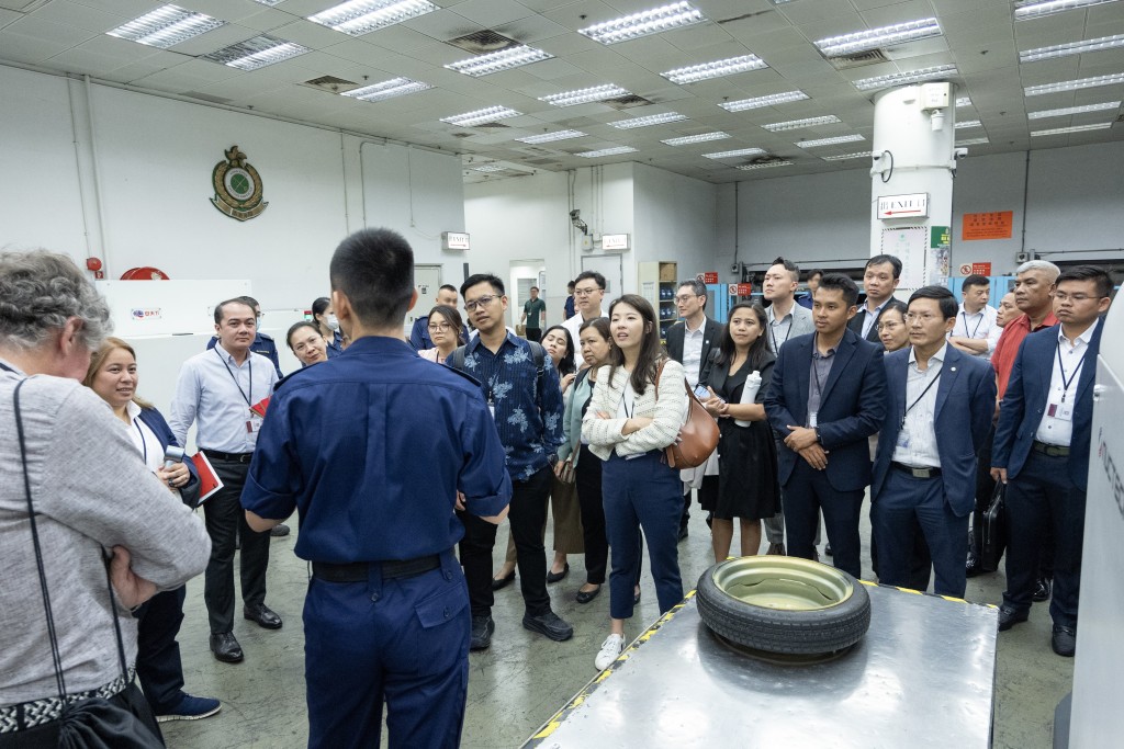 學員參觀海關設於香港空運站的驗貨設施，了解運用科技執法經驗。