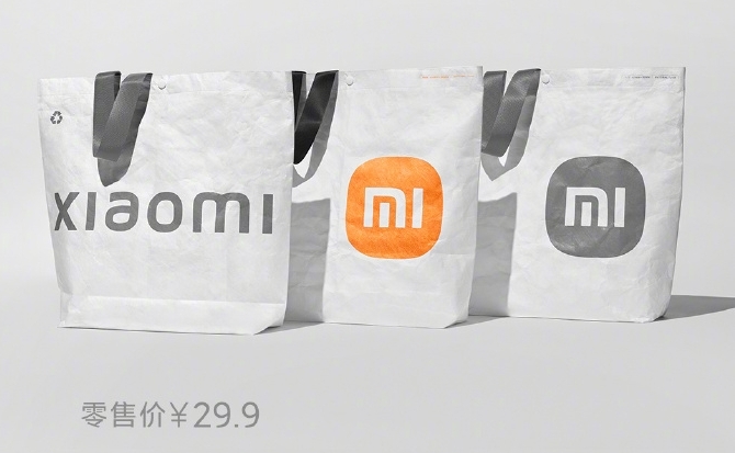 隨著新logo推出，小米也推出了換上新 logo 的環保袋。FB圖