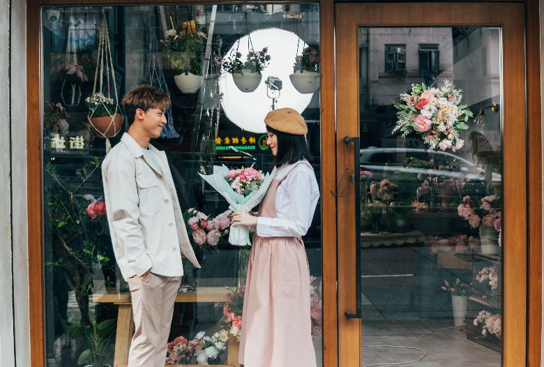 劇情指最後AK向Yanny送花表白。