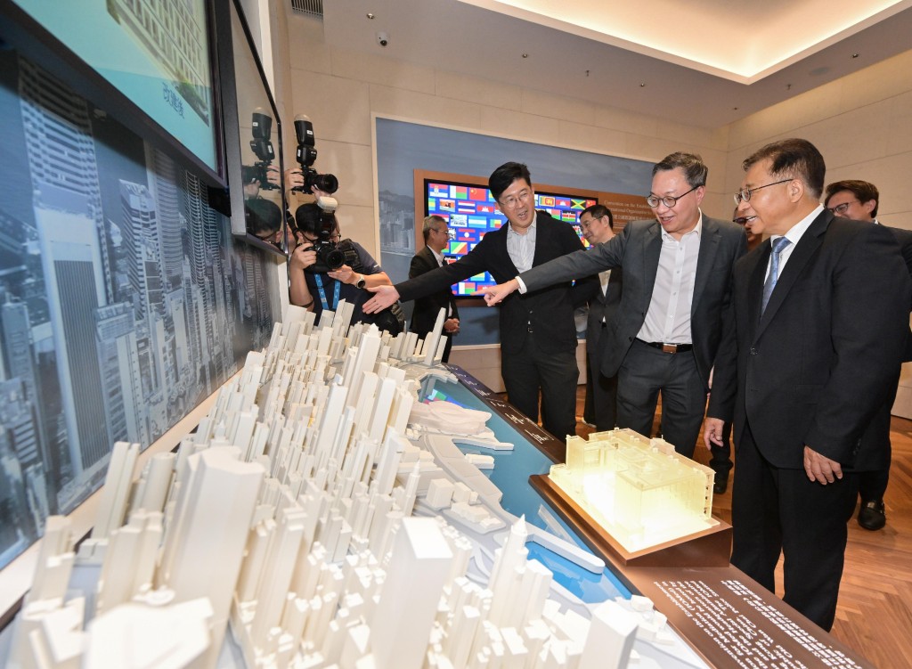林定國(中)和崔建春(右)聽取建築署署長李翹彥(左)介紹總部大樓設計。政府新聞處圖片 林定國(中)和崔建春(右)聽取建築署署長李翹彥(左)介紹總部大樓設計。政府新聞處圖片