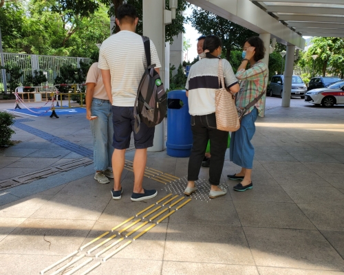 女死者的家屬到殮房認屍。梁國峰攝