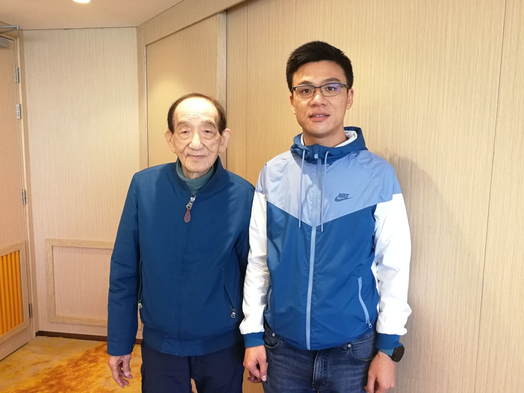 鄧成波早前與兒子鄧耀昇接受專訪。資料圖片