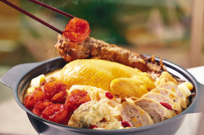 滬滬滿足滬式盆菜有濃雞湯加五香鹹肉、百葉肉卷、花膠絲及小黃魚等，真材實料，原汁原味。